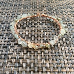 Prehnite chip stone bracelet